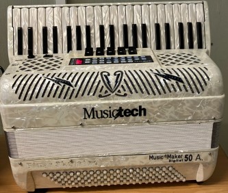 Musictech trekkspill brukt piano digitalt. Modell  Music Maker 50A hvit perlemor MIDI