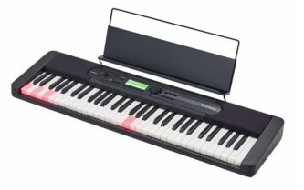 Casio LK-S450 med mikrofon inngang  og lys i tangentene. 